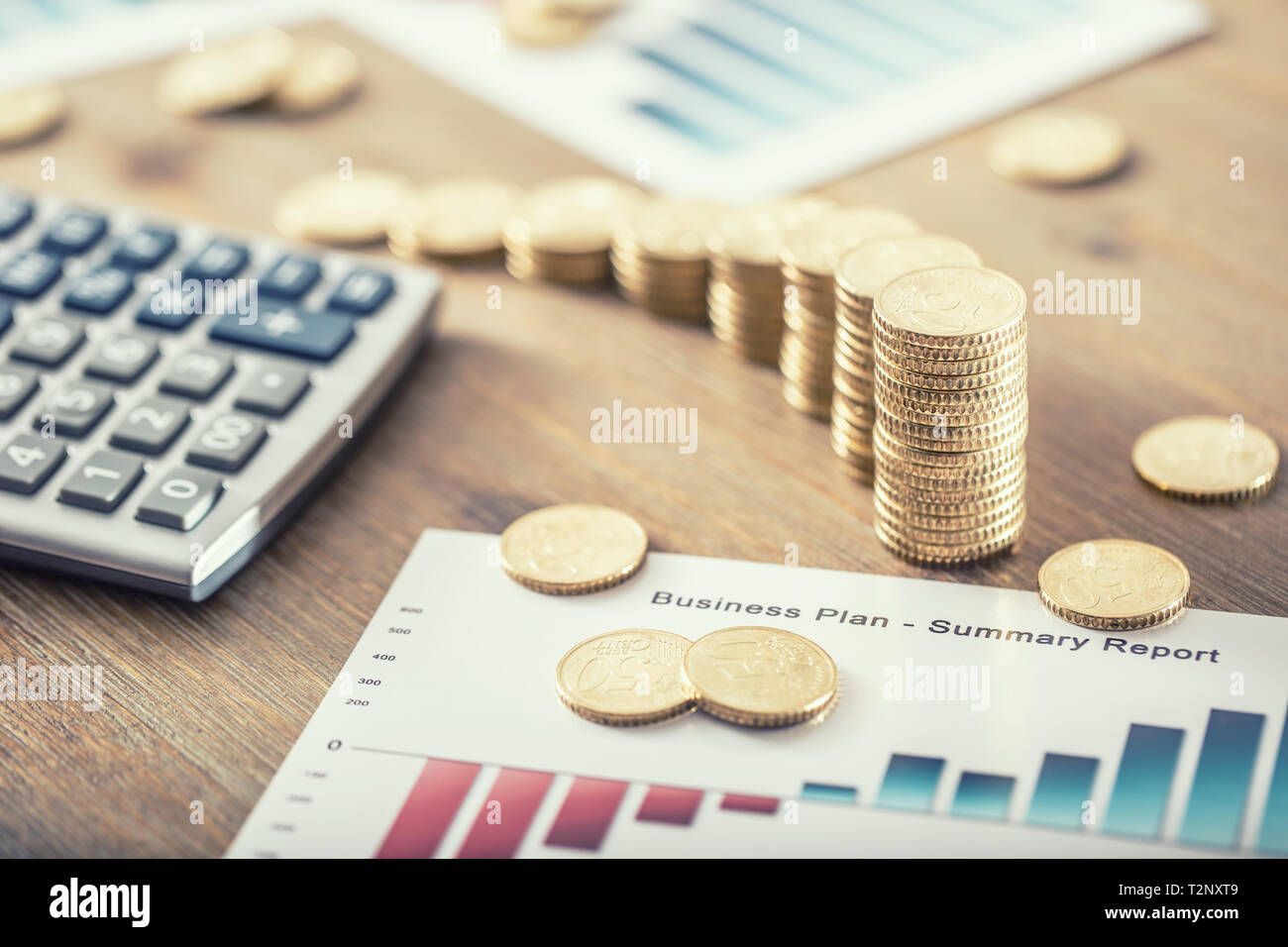 Ancora vita dalle monete in euro con un tasso di crescita traducano business plan e calcolatrice. Foto Stock