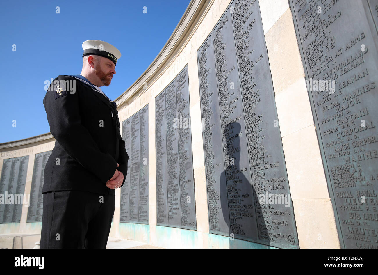 Royal Navy scrittore (Submariner) Jamie Martin, guarda i nomi su uno dei pannelli sul Navale di Portsmouth memorial a Southsea, che è stato restaurato dal Commonwealth War Graves Commission (CWGC) precedendo il settantacinquesimo anniversario del D-Day. Foto Stock