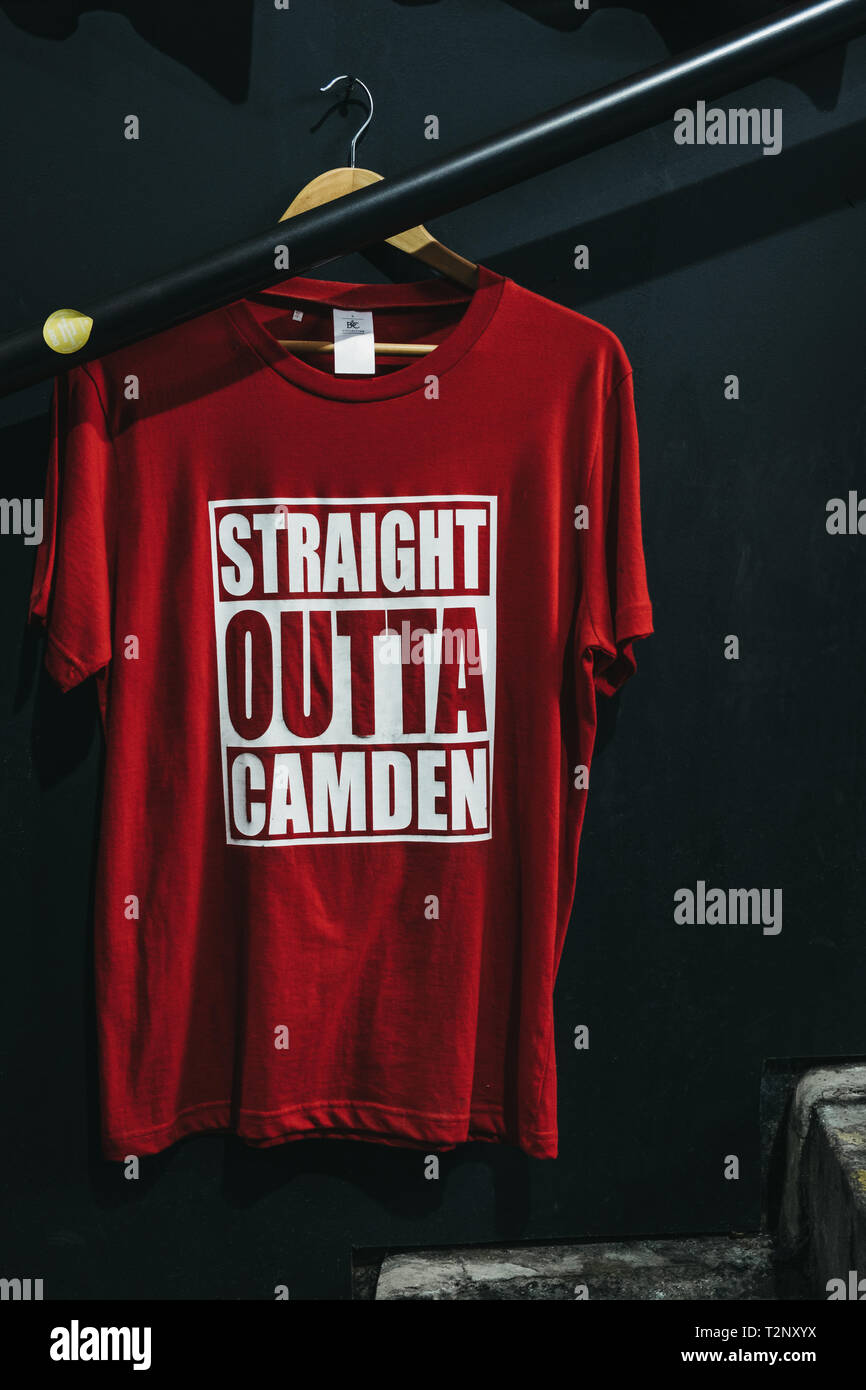 London, Regno Unito - 23 Marzo 2019: Straight Outta Camden t-shirt in vendita al di fuori di un negozio di Camden Town, Londra, una zona famosa per il suo mercato e una vita notturna Foto Stock