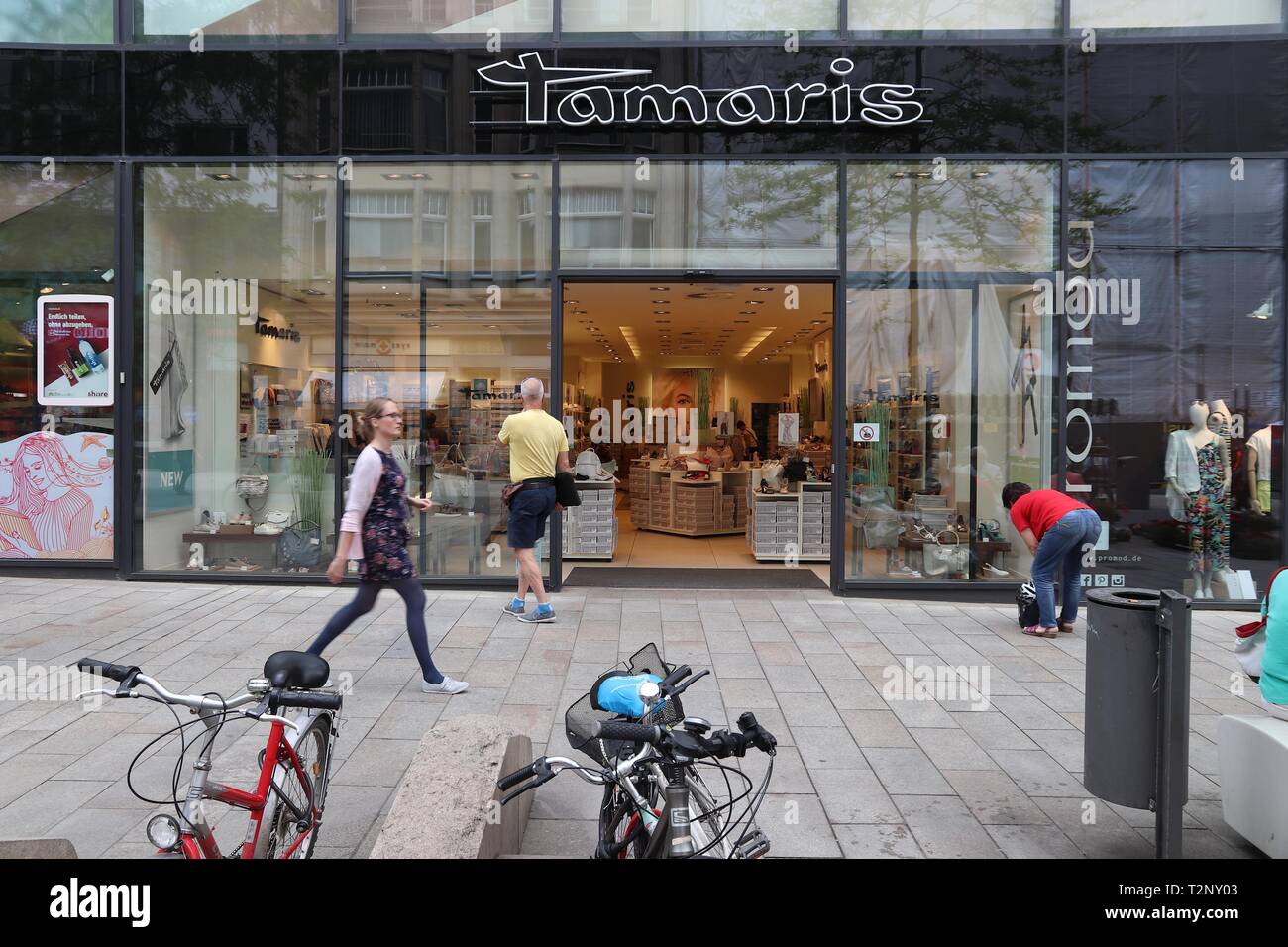 LEIPZIG, Germania - 9 Maggio 2018: la gente a piedi da Tamaris calzatura  negozio a Grimmaische Street a Leipzig, Germania. Grimmaische Strasse è il  cuore di Leipz Foto stock - Alamy