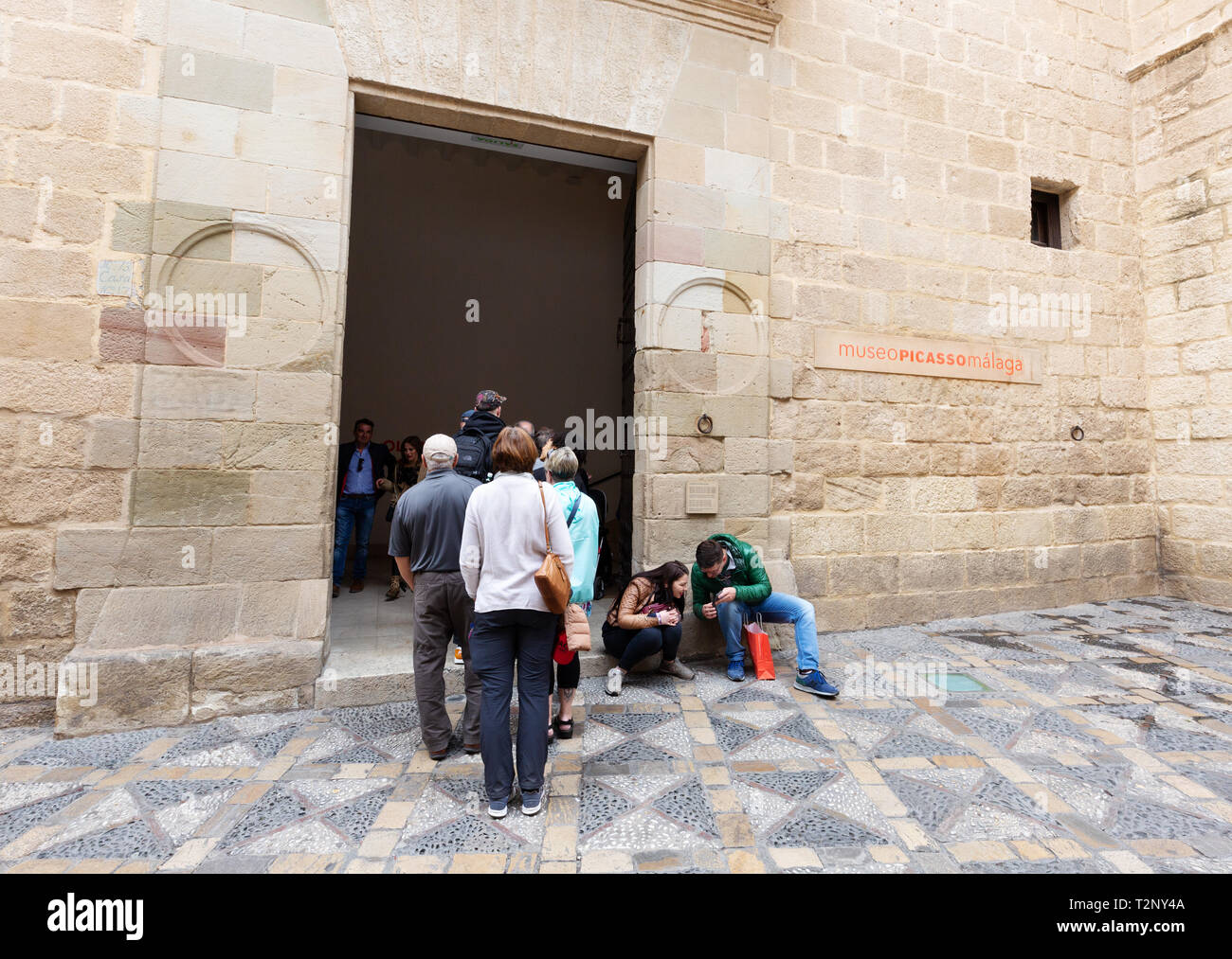 Museo Picasso Malaga - persone in coda fuori per vedere i dipinti di Picasso, il Museo di Picasso, Malaga, Andalusia Spagna Foto Stock