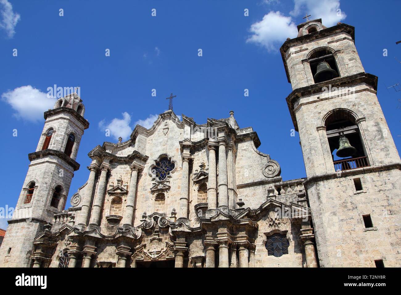 L'Avana, Cuba - architettura della città. Famosa Cattedrale barocca, con le sue torri asimmetriche. Foto Stock