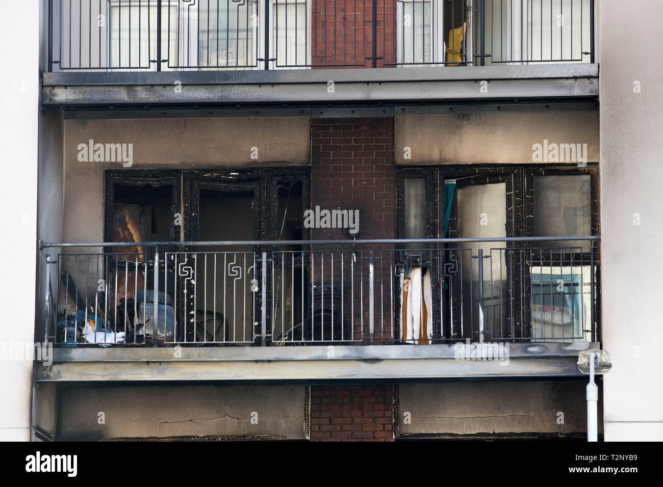 Un blocco di appartamenti a 97 Great Victoria Street nel centro di Belfast, dopo 80 residenti sono stati evacuati da un incendio nelle prime ore di mercoledì. Foto Stock