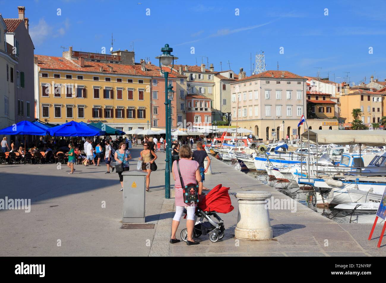 Rovigno Croazia - Giugno 19, 2011: la gente visita la città vecchia di Rovigno Croazia. Nel 2011 11,2 milioni di turisti hanno visitato la Croazia, la maggior parte di loro in estate. Foto Stock