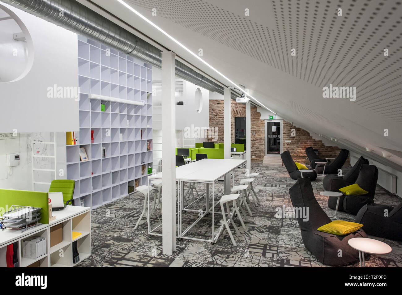 Interni minimalisti design in un moderno ambiente di ufficio, perfetto per i giovani di start up. Foto Stock