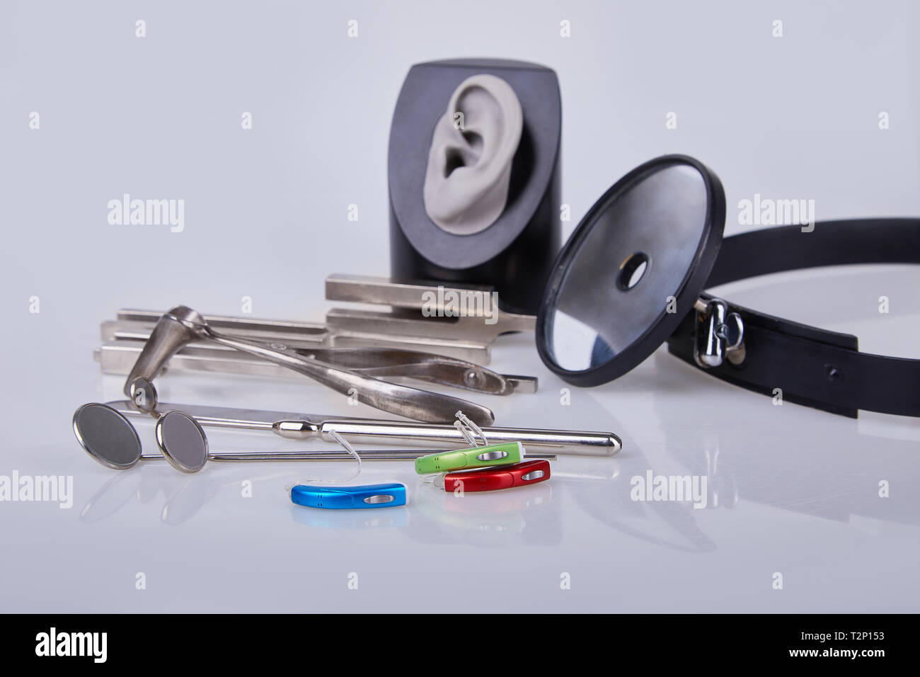Gli strumenti medici per il medico ORL su bianco. Un set di strumenti Otolaryngologist. Foto Stock