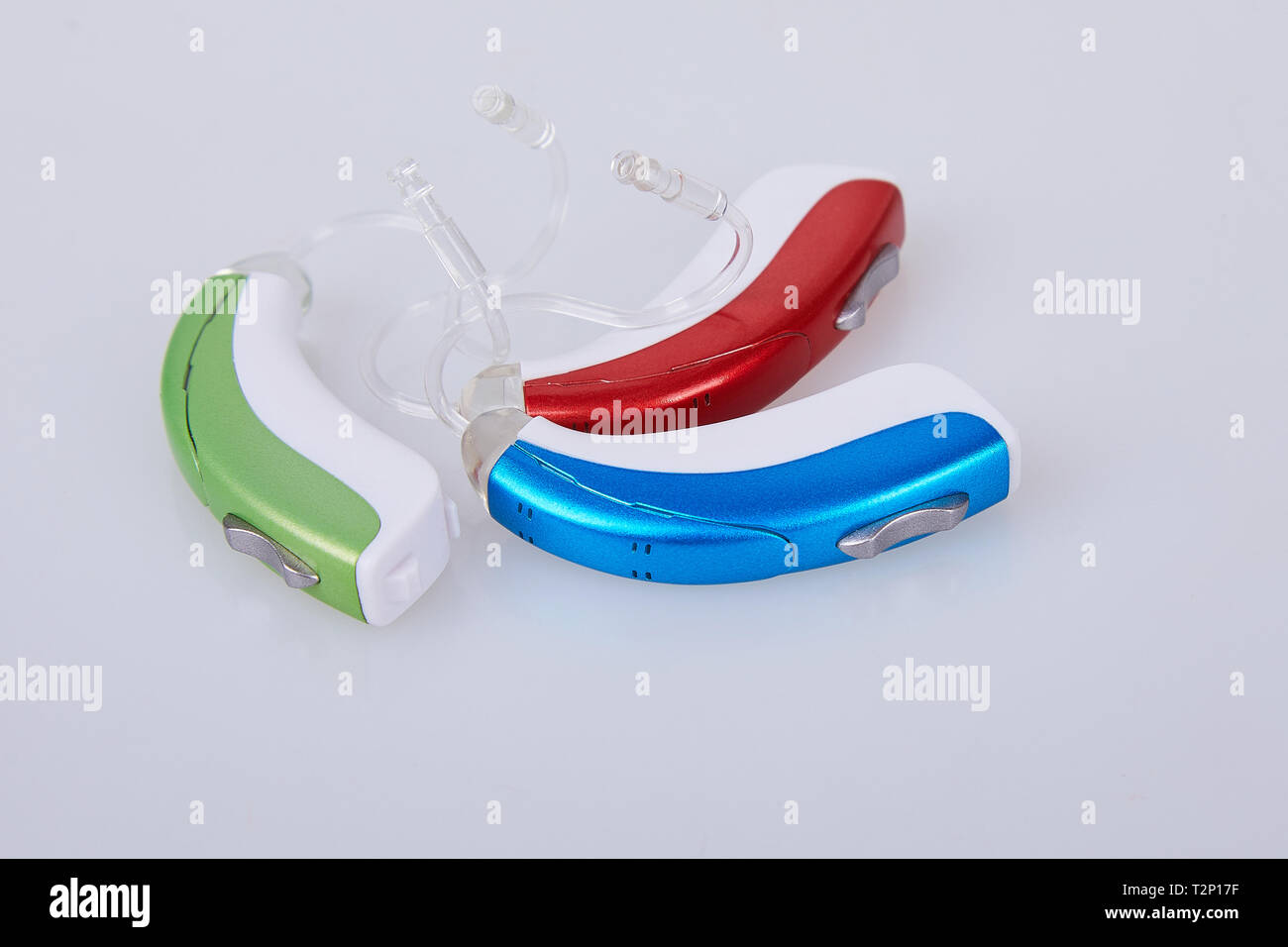 Piccolo e moderno gli apparecchi acustici su sfondo bianco isolato, alternativa alla chirurgia estetica Foto Stock