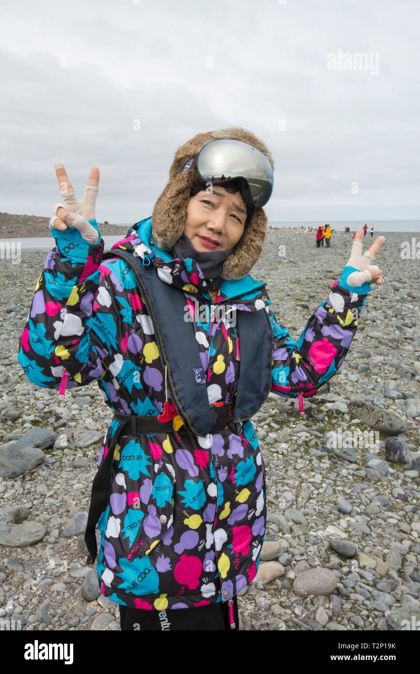 Un sud coreano turistico a Yankee Harbour, Antartico peninsulare. Foto Stock
