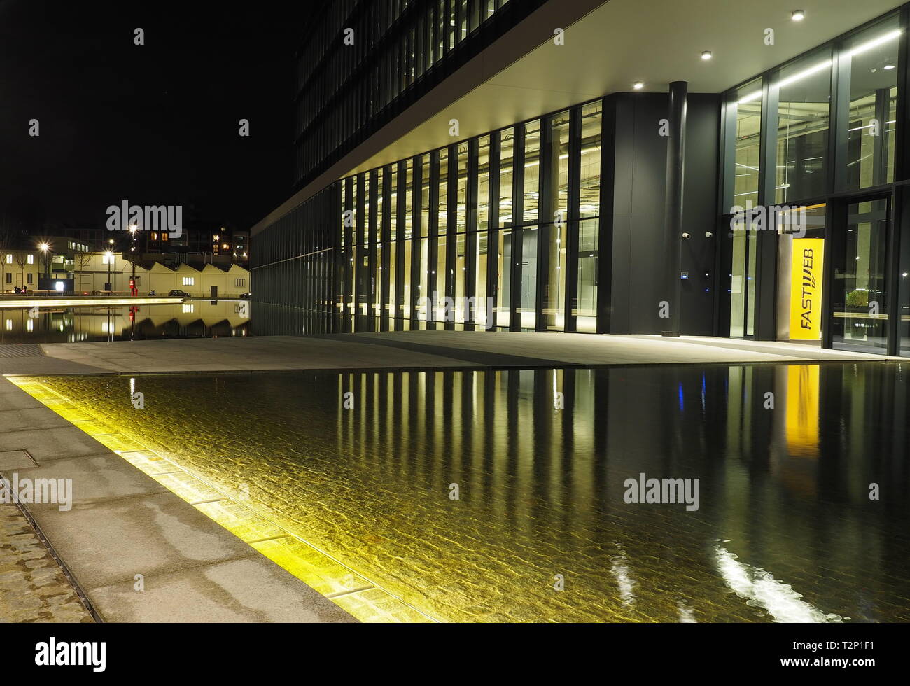 Milano, Italia: 12 Febbraio 2019: architettura moderna nella nuova piazza Adriano Olivetti nel sud della città, inaugurata il 27 settembre Foto Stock