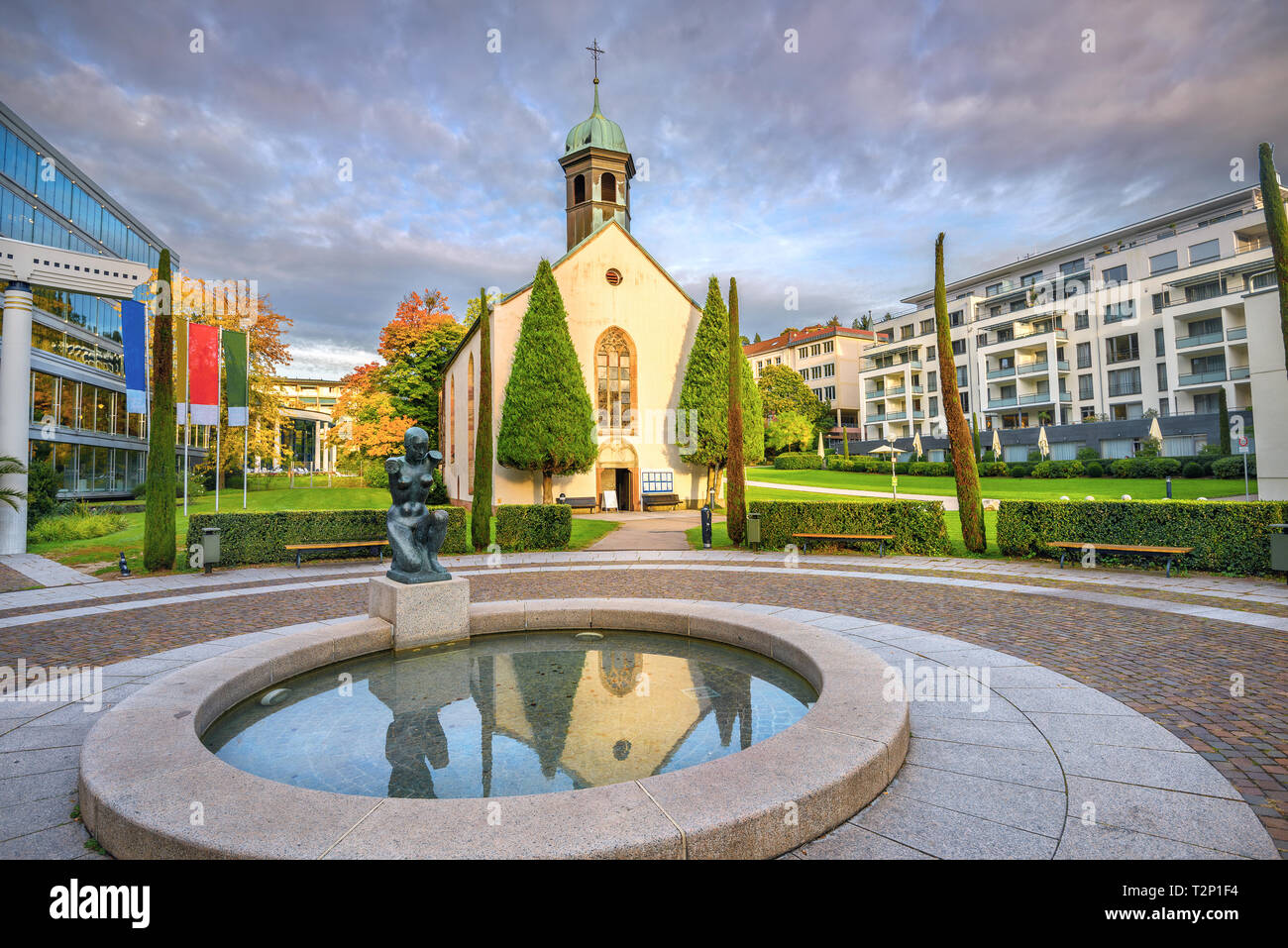 Paesaggio con Spitalkirche chiesa e fontana. Terme di Caracalla, Baden-Baden, Baden Wurttemberg, Germania Foto Stock