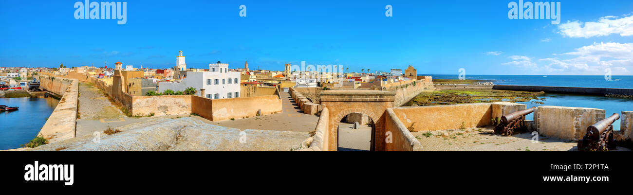 Vista panoramica della fortezza con vecchi cannoni e Medina Essaouira. Il Marocco, Africa del Nord Foto Stock