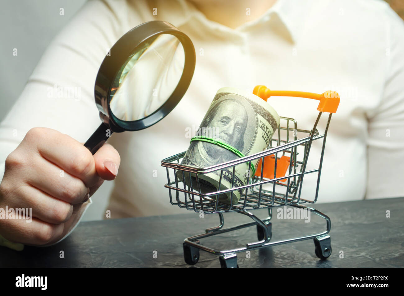 Valutazione dei tassi di interesse su depositi e prestiti. La fiducia dei consumatori della popolazione. Il livello dell'economia e il carico del debito della popolazione Foto Stock