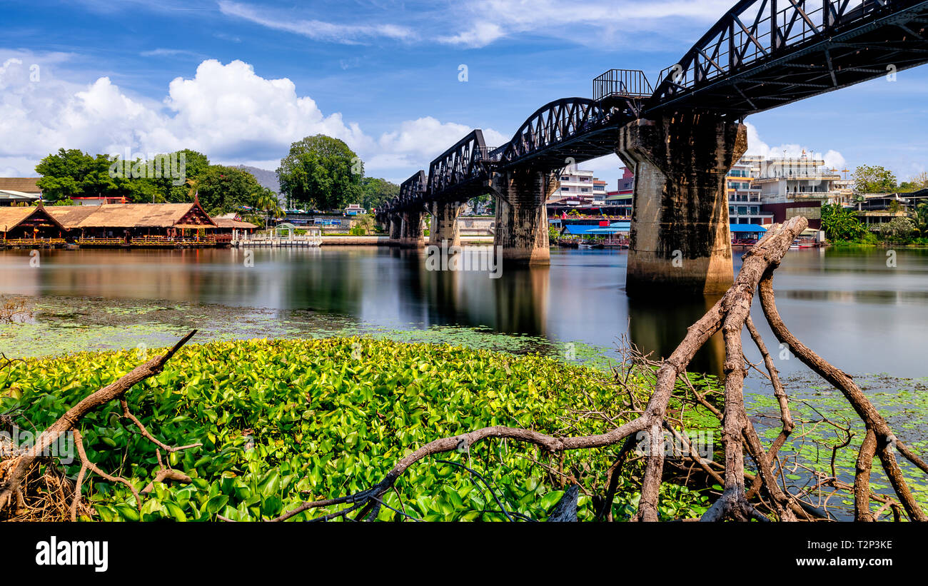Il fiume Kwai Bridge in Kanchanaburi, Thailandia. La maggior parte luogo visitato in Tailandia. Foto Stock