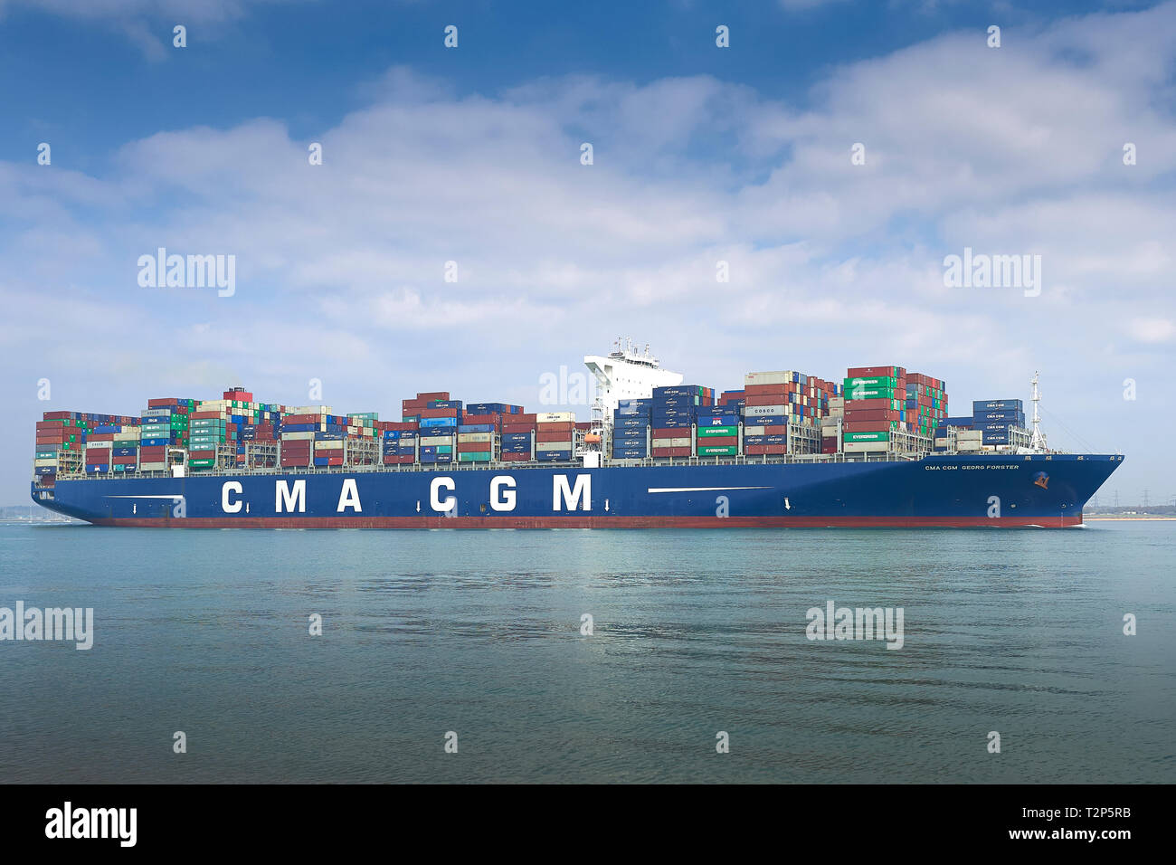 La nave container CMA CGM GEORG FORSTER, in corso, lasciando il porto di Southampton, Regno Unito. 28 marzo 2019. Foto Stock