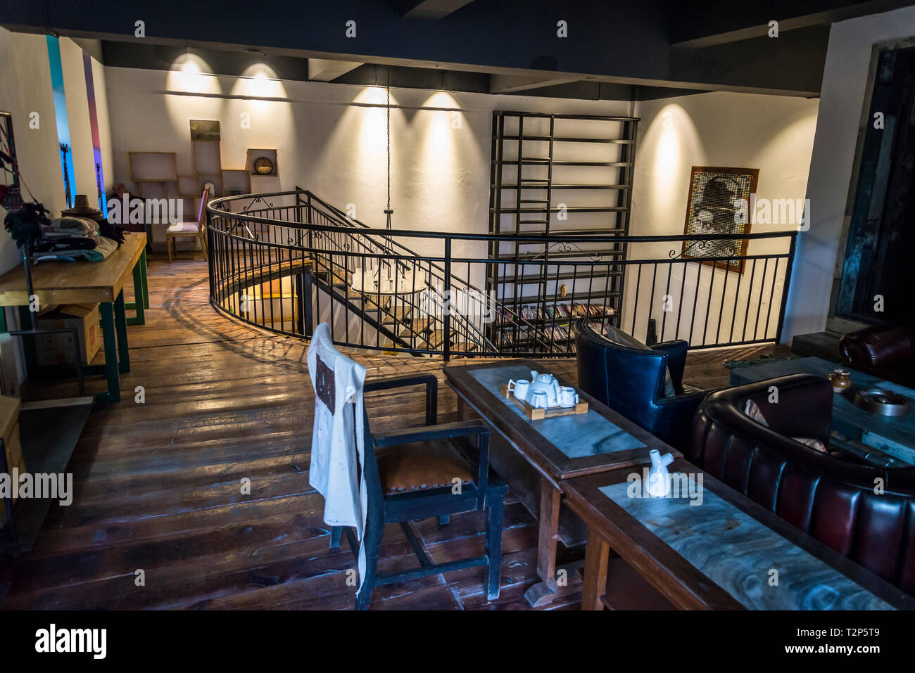 Spazio espositivo e il cafe, Dali Art Factory, alla Vecchia Citta' di Dali, nella provincia dello Yunnan in Cina Foto Stock