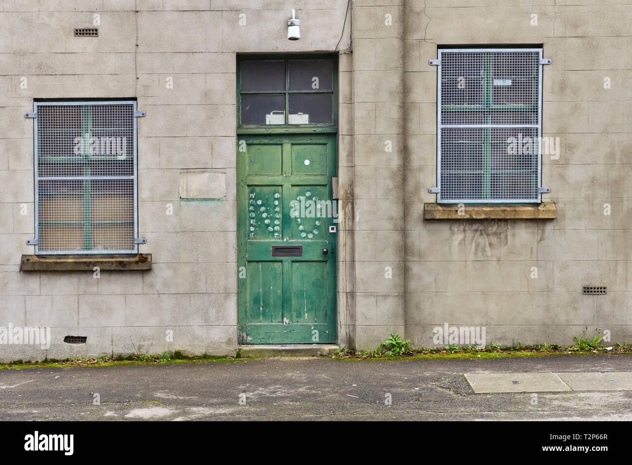Nessun segno su una porta verde di una fabbrica in Lancaster Foto Stock