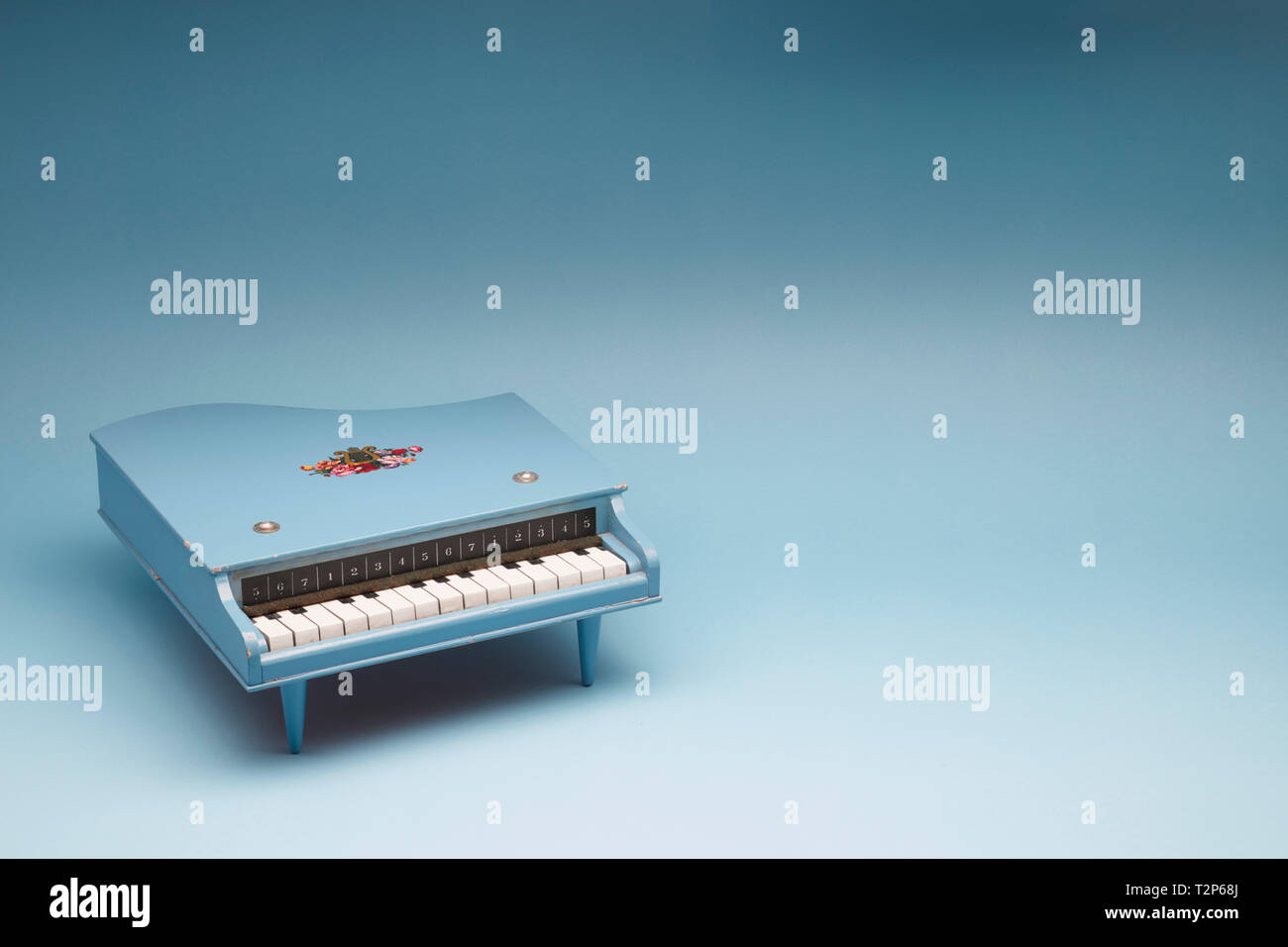 Toy pianoforte su uno sfondo blu Foto Stock