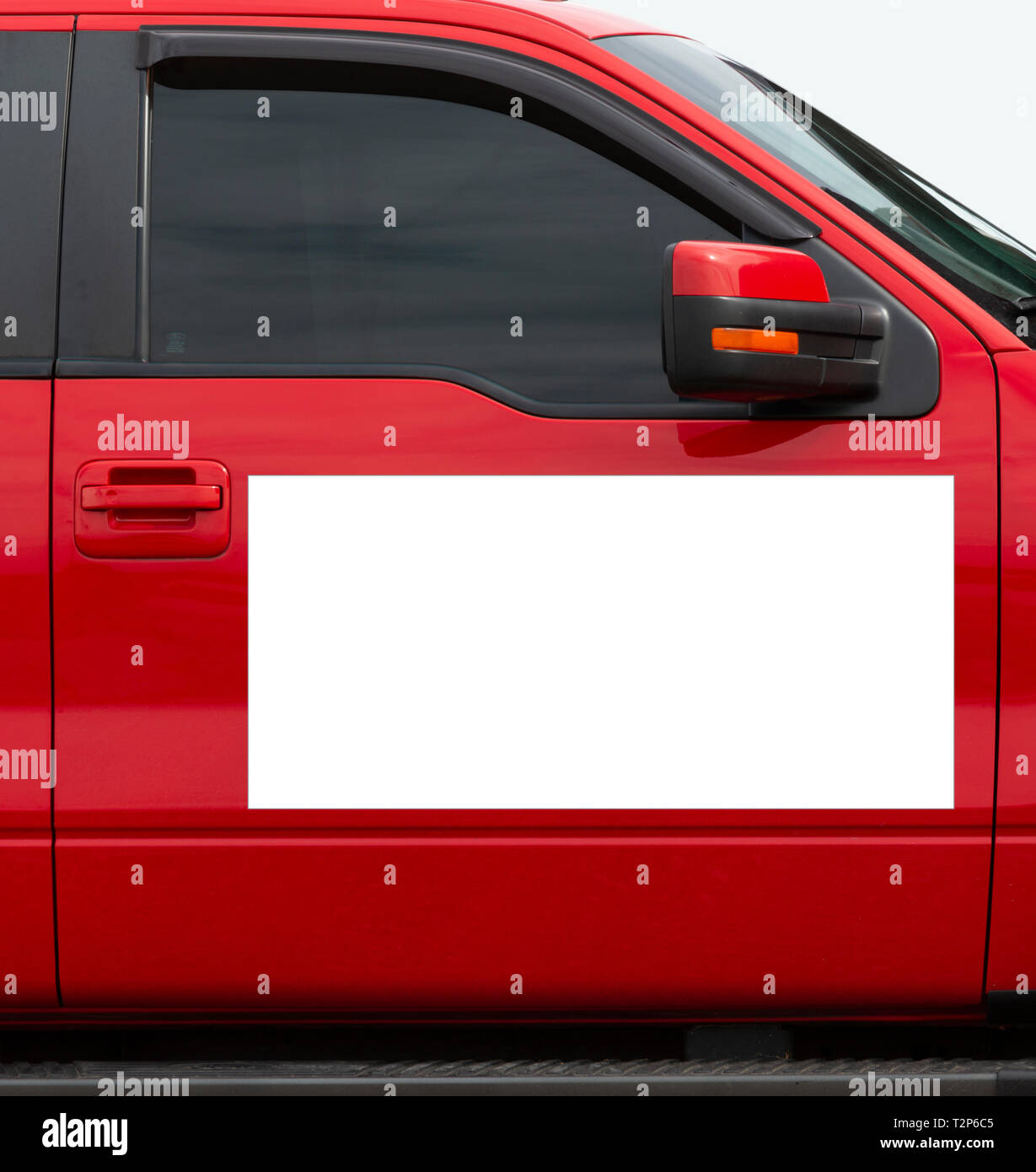 Colpo verticale di un vuoto bianco segno magnetico su una rossa auto della porta lato passeggero. Foto Stock