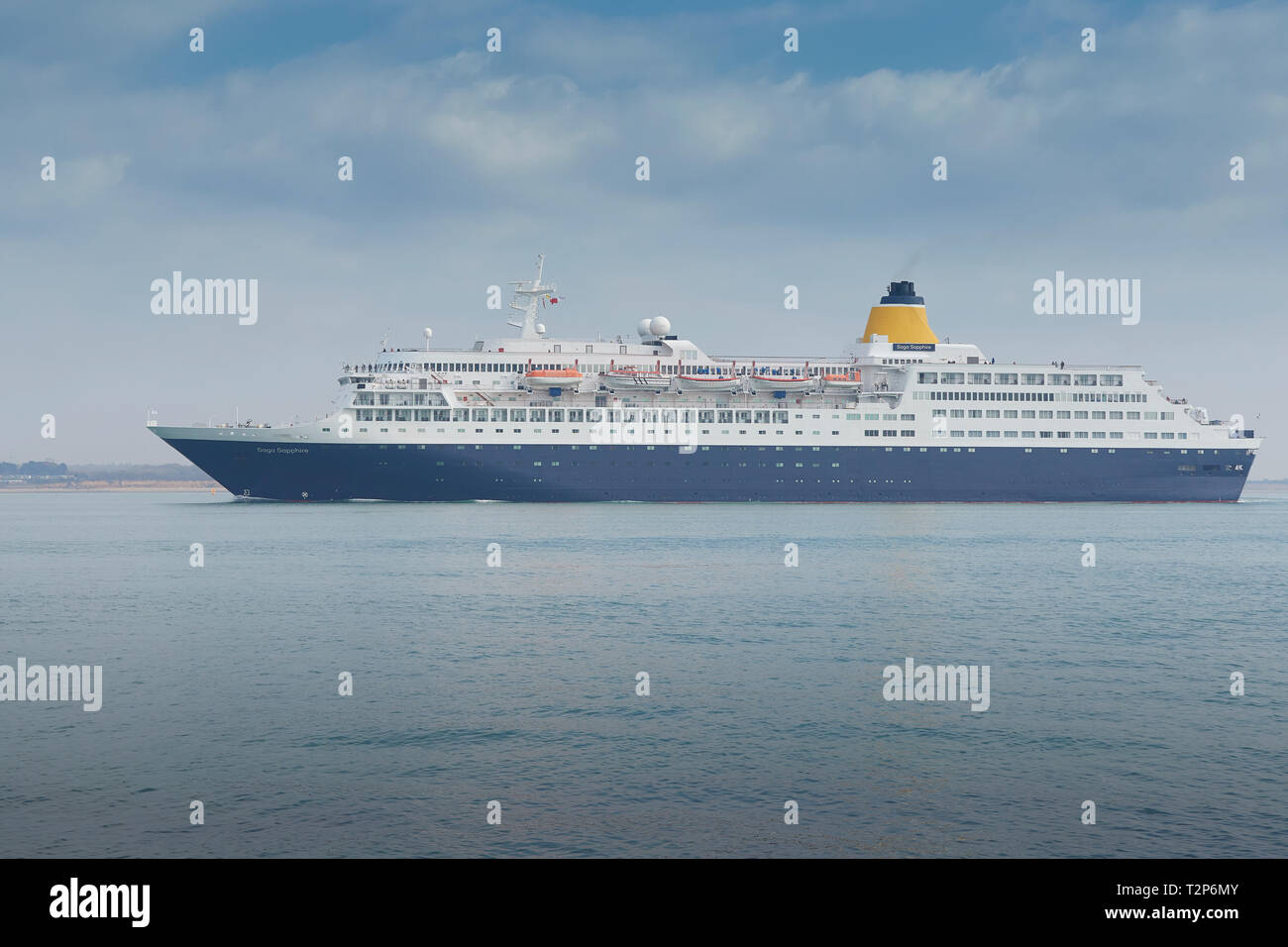 Le crociere di Saga Saga (spedizione), la nave di crociera, la Saga di zaffiro, si avvicina al Porto di Southampton, Regno Unito. 28 Marzo 2019 Foto Stock