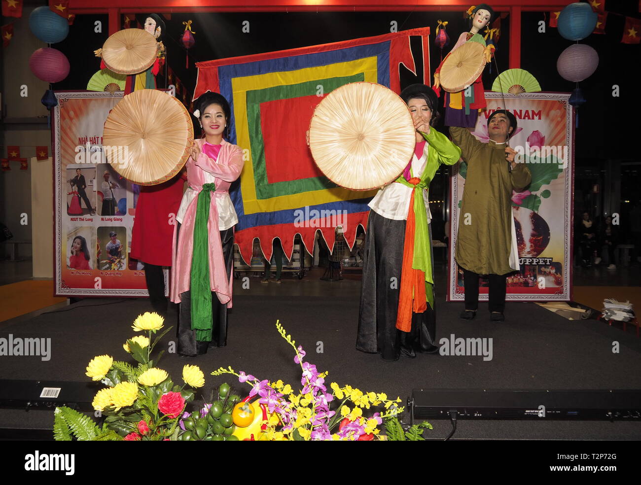 Rho, Italia 1 Dicembre 2018: un gruppo di folklore dal Vietnam esegue durante la fiera di artigiani Foto Stock