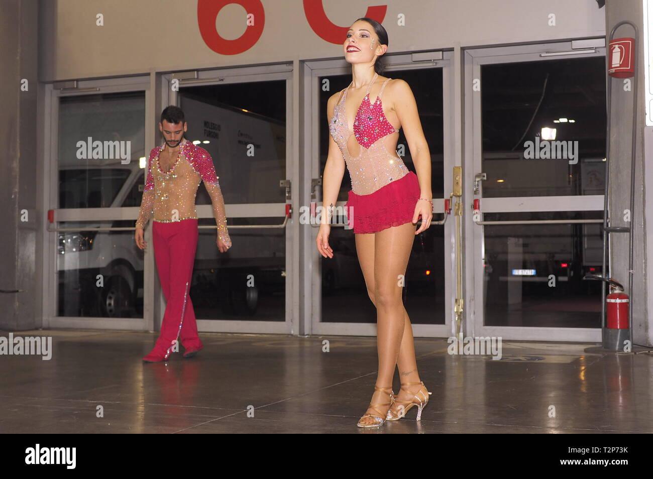 Milano, Italia: 1 dicembre 2018: Fiera di artigiani con prodotti tipici locali e alimentare e non alimentare, folklore, musica e danza. Foto Stock