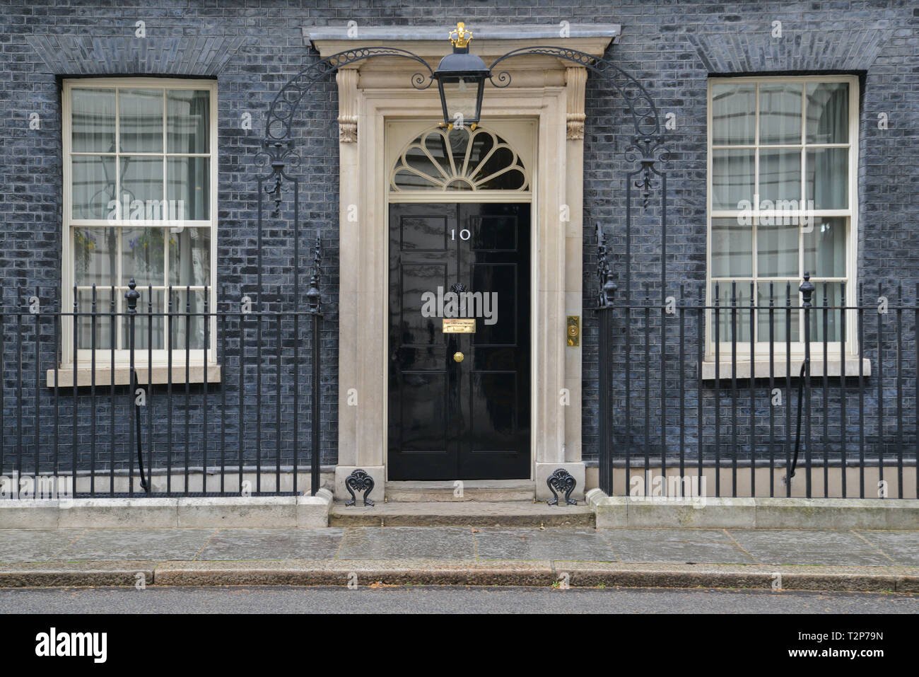 La porta del numero 10 di Downing Street, Londra Foto Stock