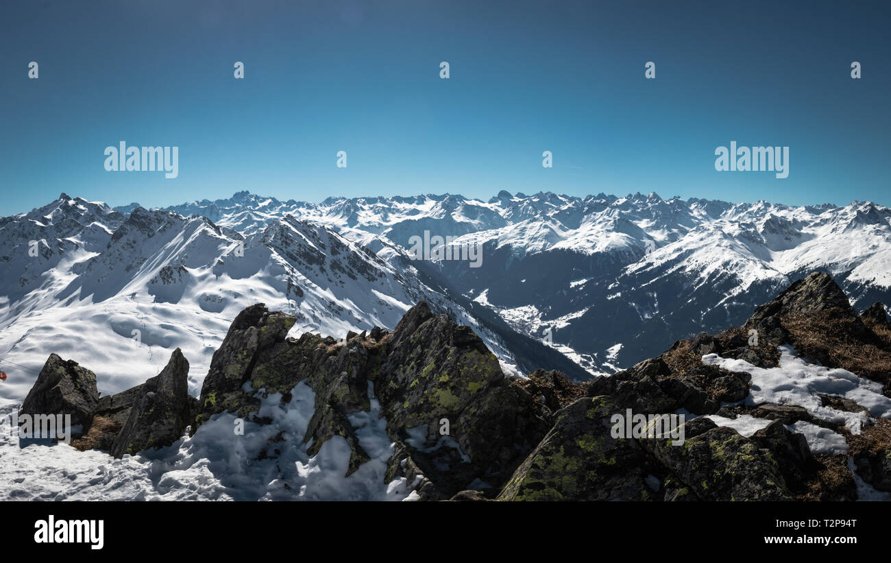 Tempo soleggiato nelle montagne innevate Foto Stock