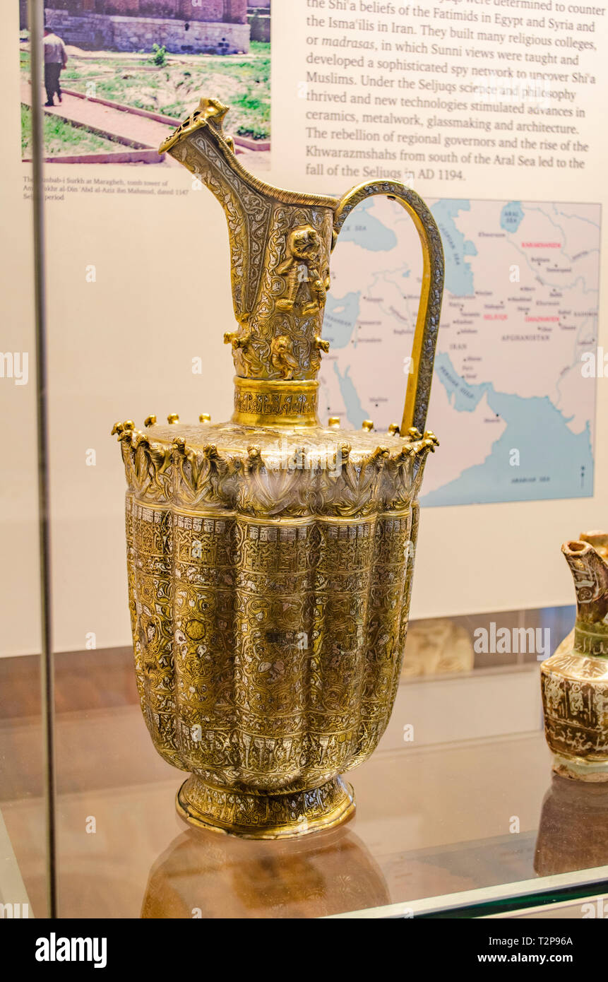 Ewer in ottone. Decorazione incisa con simboli astrologici e inscritta e intarsiato con argento. 1180-1200. Herat, Afghanistan. Foto Stock