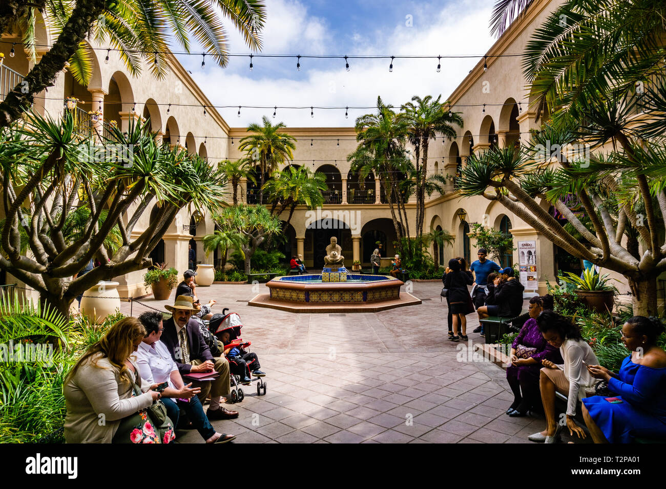 Marzo 19, 2019 San Diego / CA / STATI UNITI D'AMERICA - La gente seduta in Prado cortile interno in Balboa Park Foto Stock