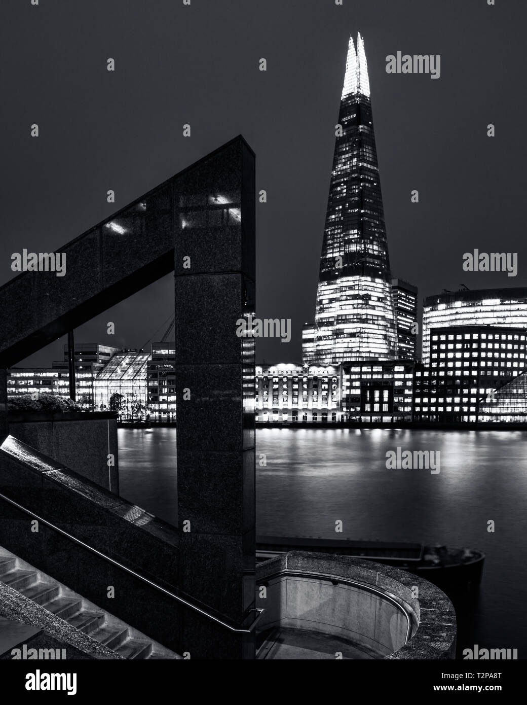 Mostra la Shard Building a Londra che è l'edificio più alto in Europa, che mostra le riflessioni sul Tamigi Foto Stock