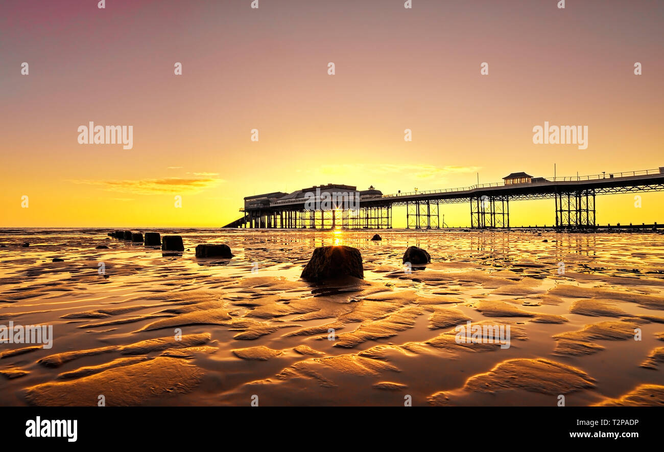 Cromer Beach e Pier in Norfolk durante un sunrise in estate 2016 Foto Stock