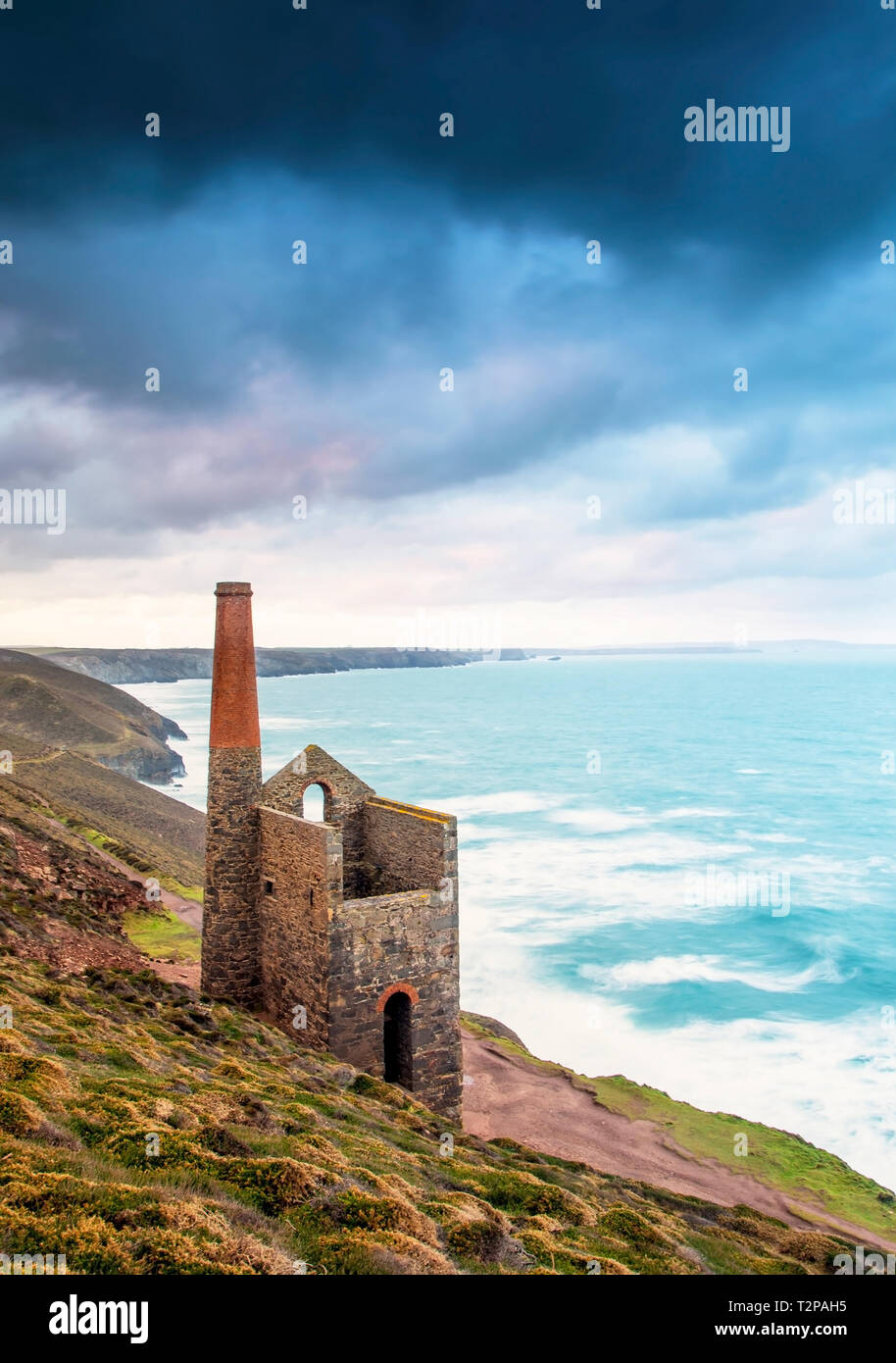 La miniera Towanroath albero a Wheal Coates, sulla St Agnes costa in Cornovaglia, dà questa epica composizione con la bella robusto Cornish Coast Foto Stock