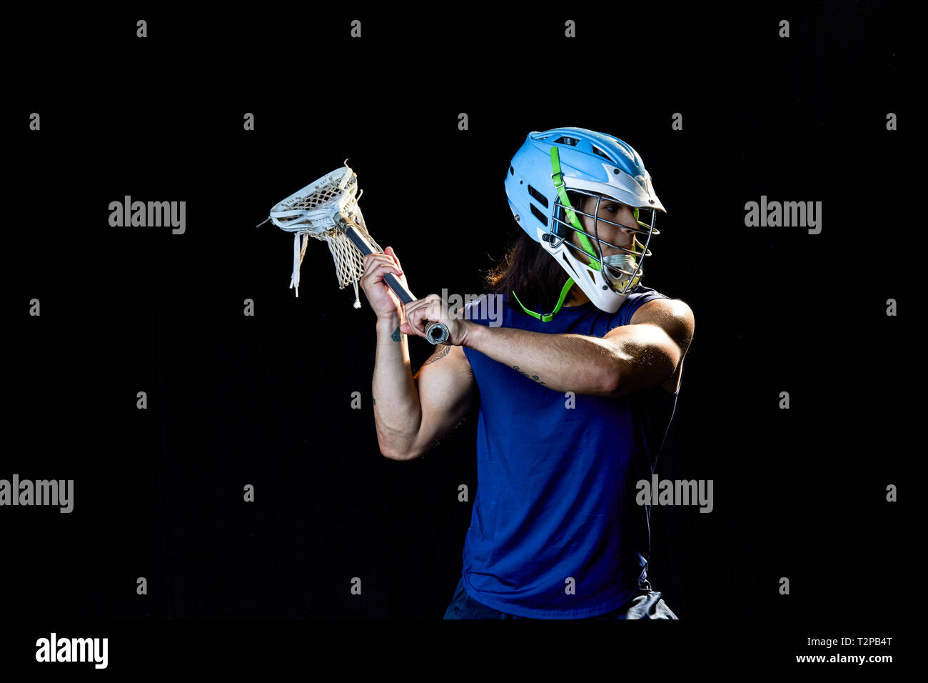 Ritratto di lacrosse player, sfondo nero Foto Stock