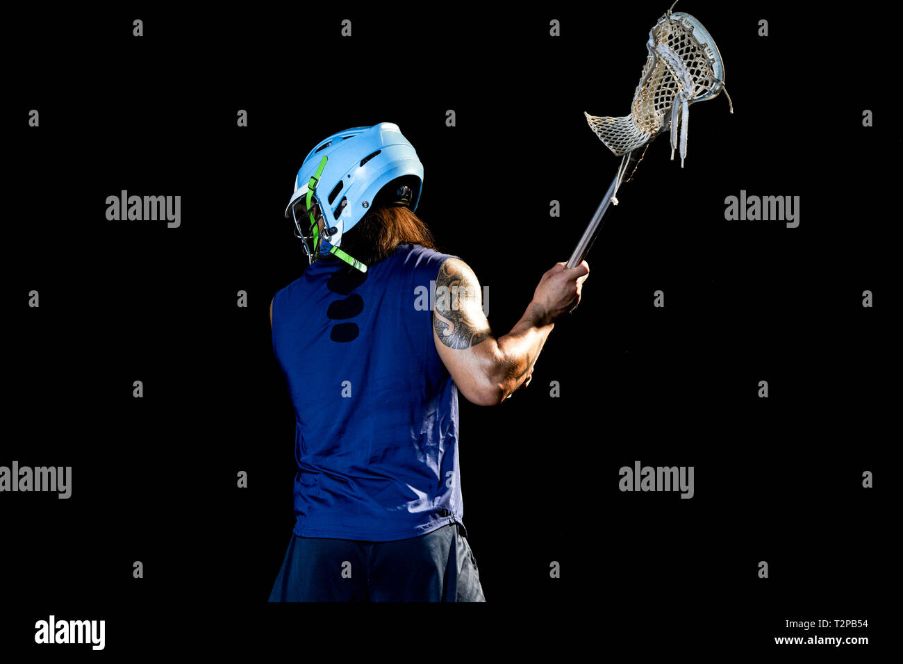 Ritratto di lacrosse player, sfondo nero Foto Stock