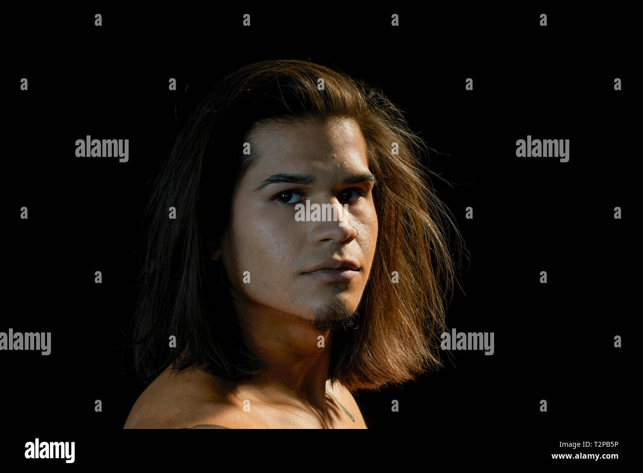 Ritratto di giovane uomo, sfondo nero Foto Stock