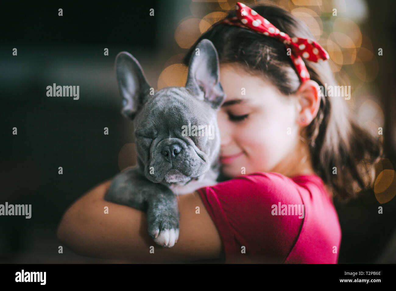 Ragazza abbracciando cane Foto Stock