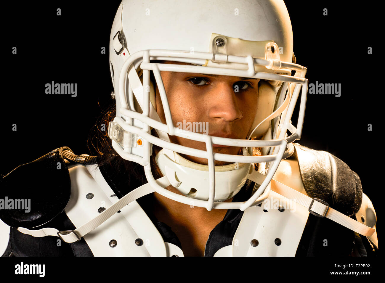 Ritratto di giocatore di football, sfondo nero Foto Stock