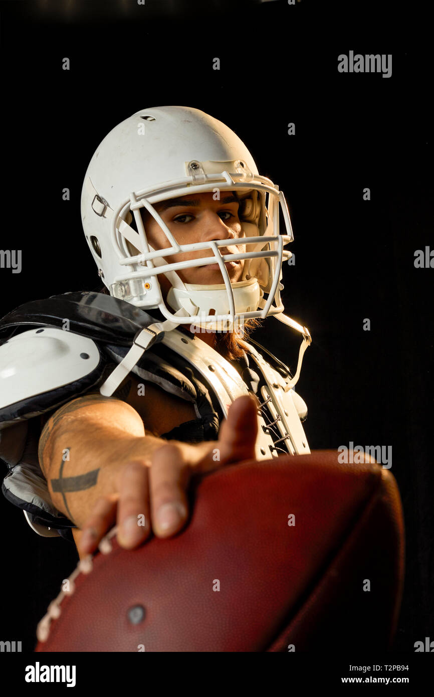 Ritratto di giocatore di football, sfondo nero Foto Stock