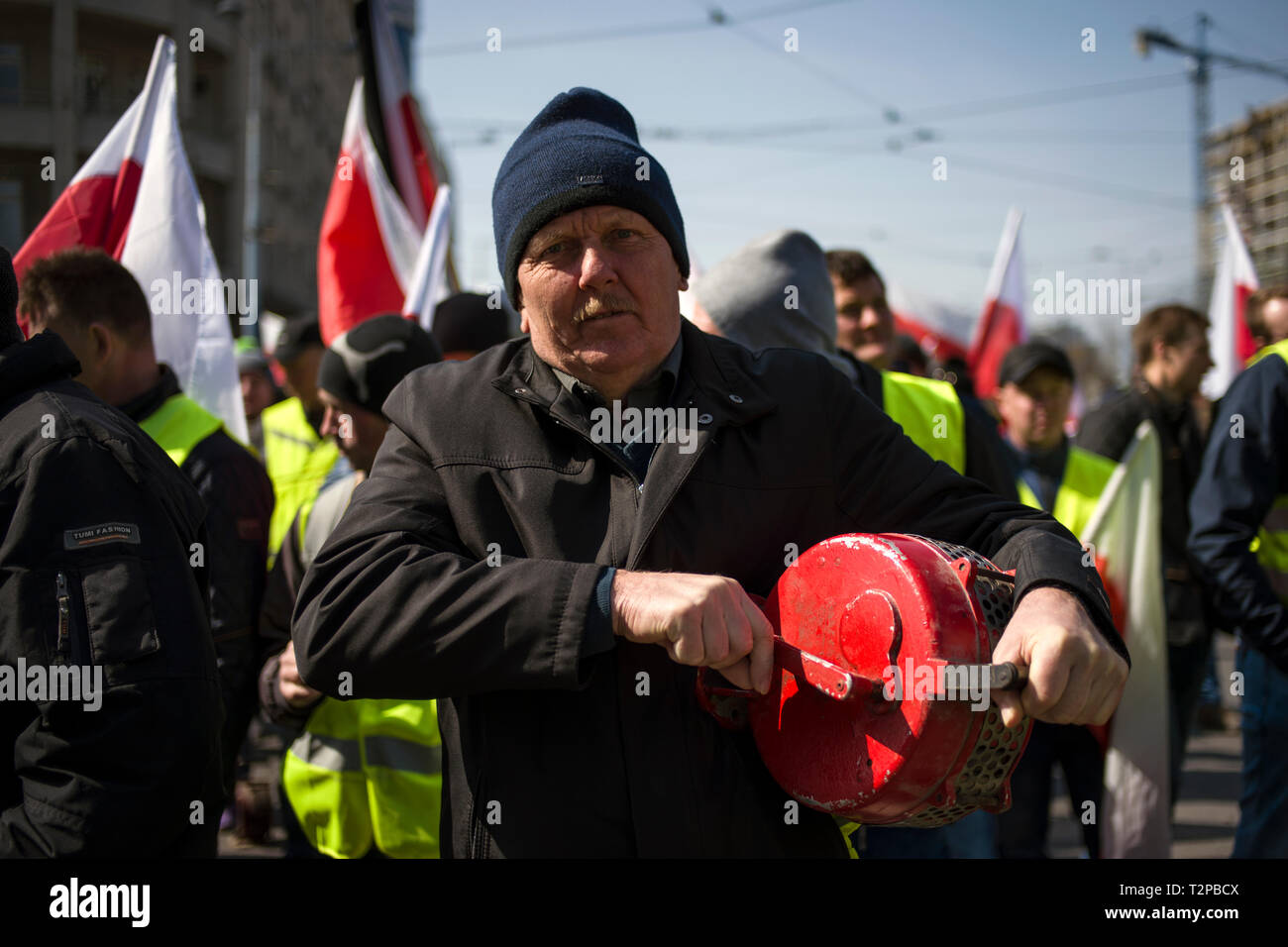 Un agricoltore visto facendo rumore con una sirena antincendio durante la protesta. AGROUNIA Unione agricoltori esigenti di protesta per un cambiamento di governo della politica internazionale in modo che si tenga conto degli interessi delle aziende agricole polacche, il controllo e le restrizioni sulle importazioni di prodotti agricoli nonché un aumento dei prezzi di acquisto. Gli agricoltori si è inoltre opposta a quello che hanno chiamato un minimo e inefficaci" Lotta contro la peste suina africana. Gli agricoltori hanno tenuto una bara come un simbolo della morte dell'agricoltura polacca. Foto Stock