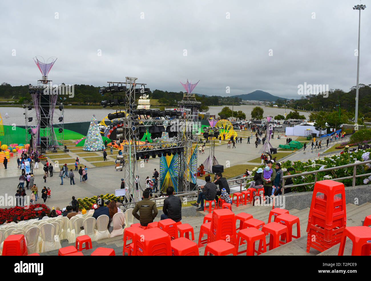 Dalat, Vietnam - 24 dicembre 2017. La gente guarda il palco principale come preparazioni sono fatte per il gala di apertura del 2017 Dalat fiore internazionale Foto Stock