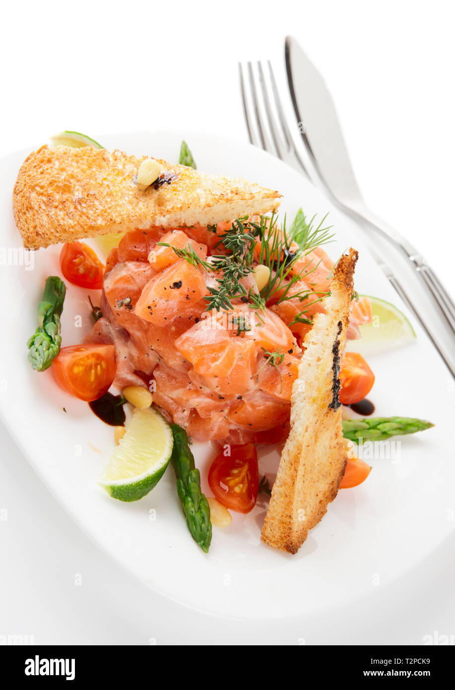 Carpaccio di salmone nella piastra isolata su sfondo bianco Foto Stock