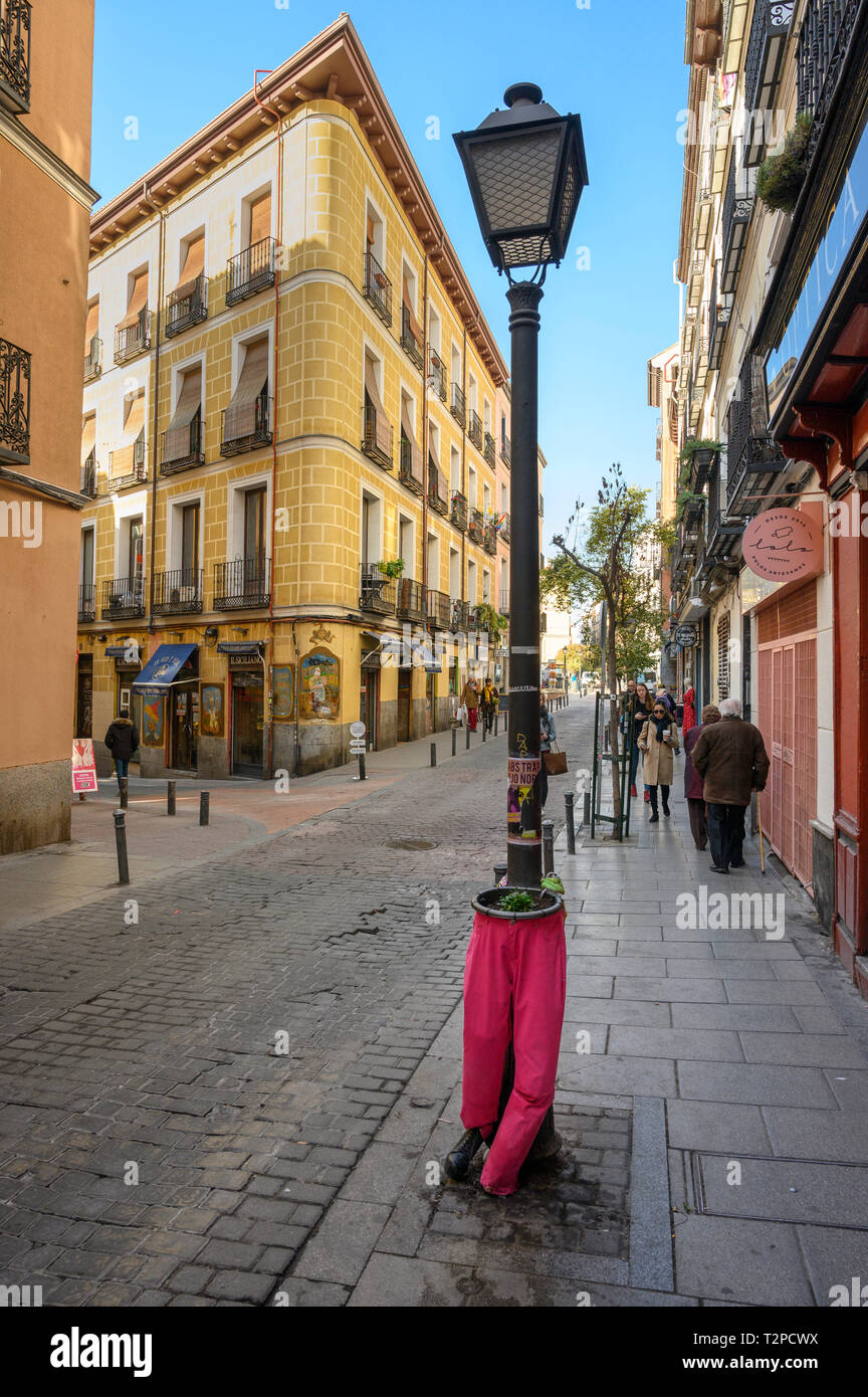Scena di strada con stabilimento alternativo contenitore, nel quartiere di Malasaña di Madrid, Spagna. Foto Stock