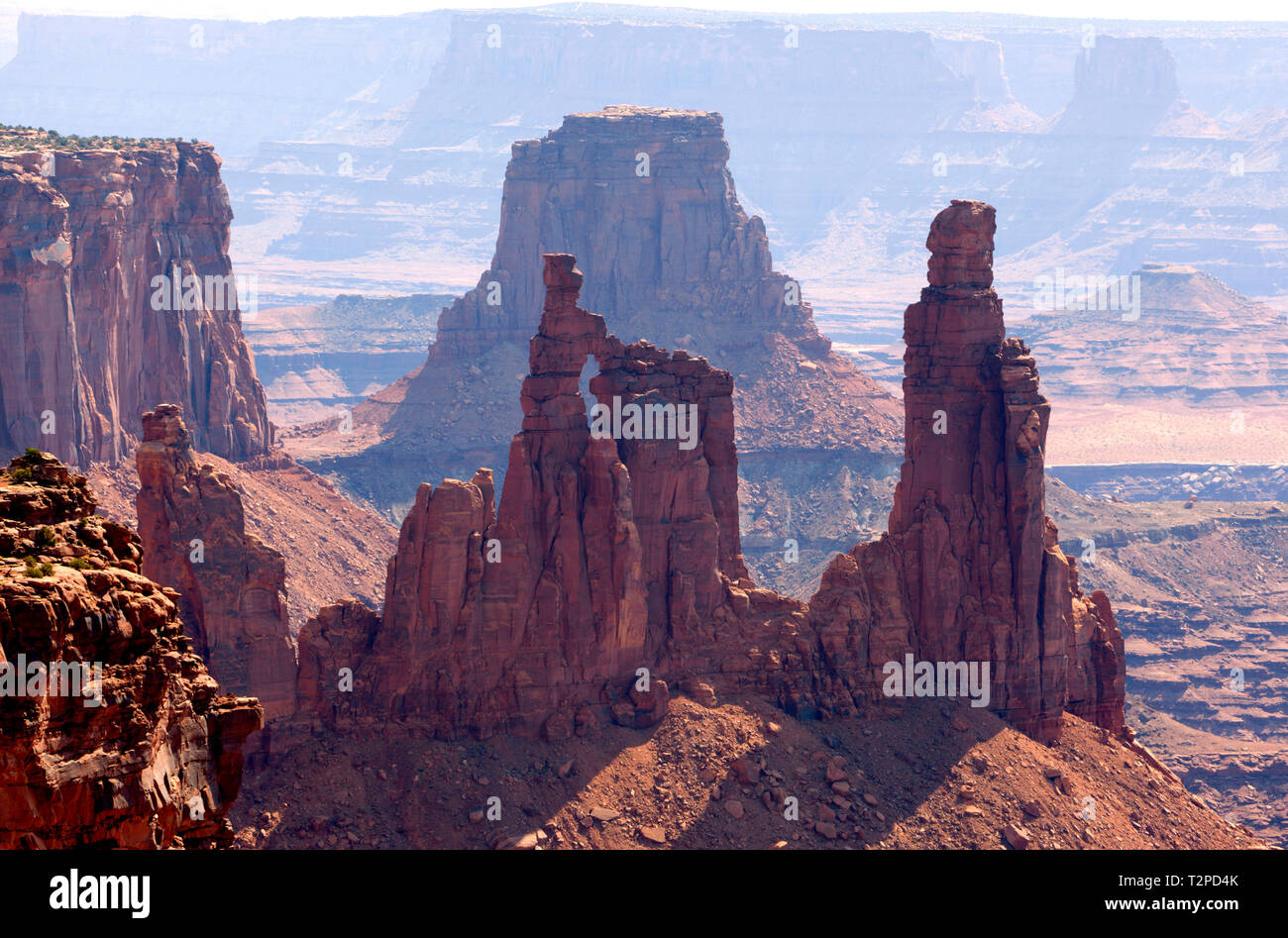 I pinnacoli da Mesa Arch, Canyonlands, Utah, America. Foto Stock