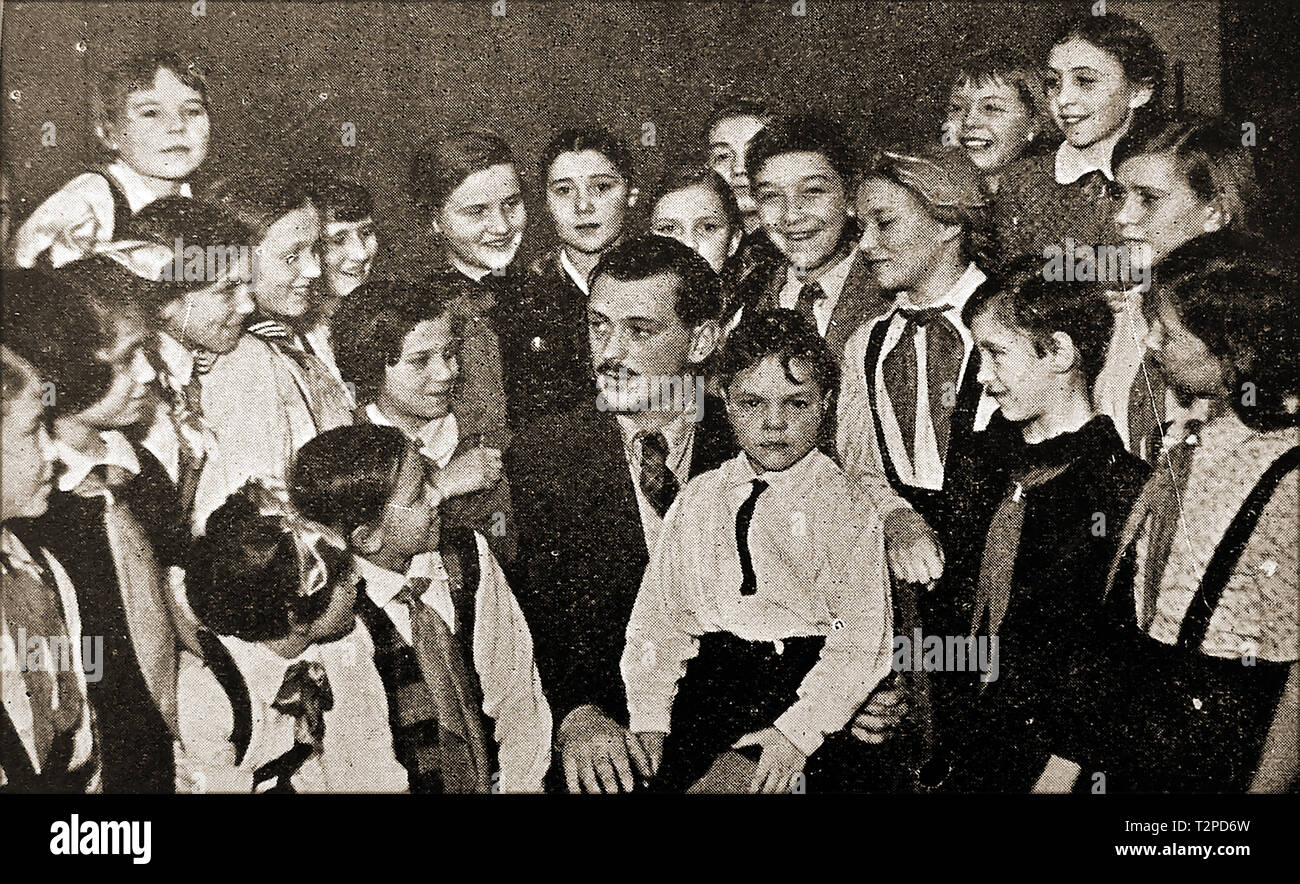 Un 1940's ritratto dei bambini russi autore del M. Sergei Mikhalkov (aka Sergey Vladimirovic Konchalovsky ) - 1913-2009 - con un gruppo di Mosca,i bambini. Ha composto i testi di |Inno nazionale sovietico e ha scritto un numero di giochi satirico e la commedia di script e è stato assegnato un numero di riconoscimenti e premi Foto Stock