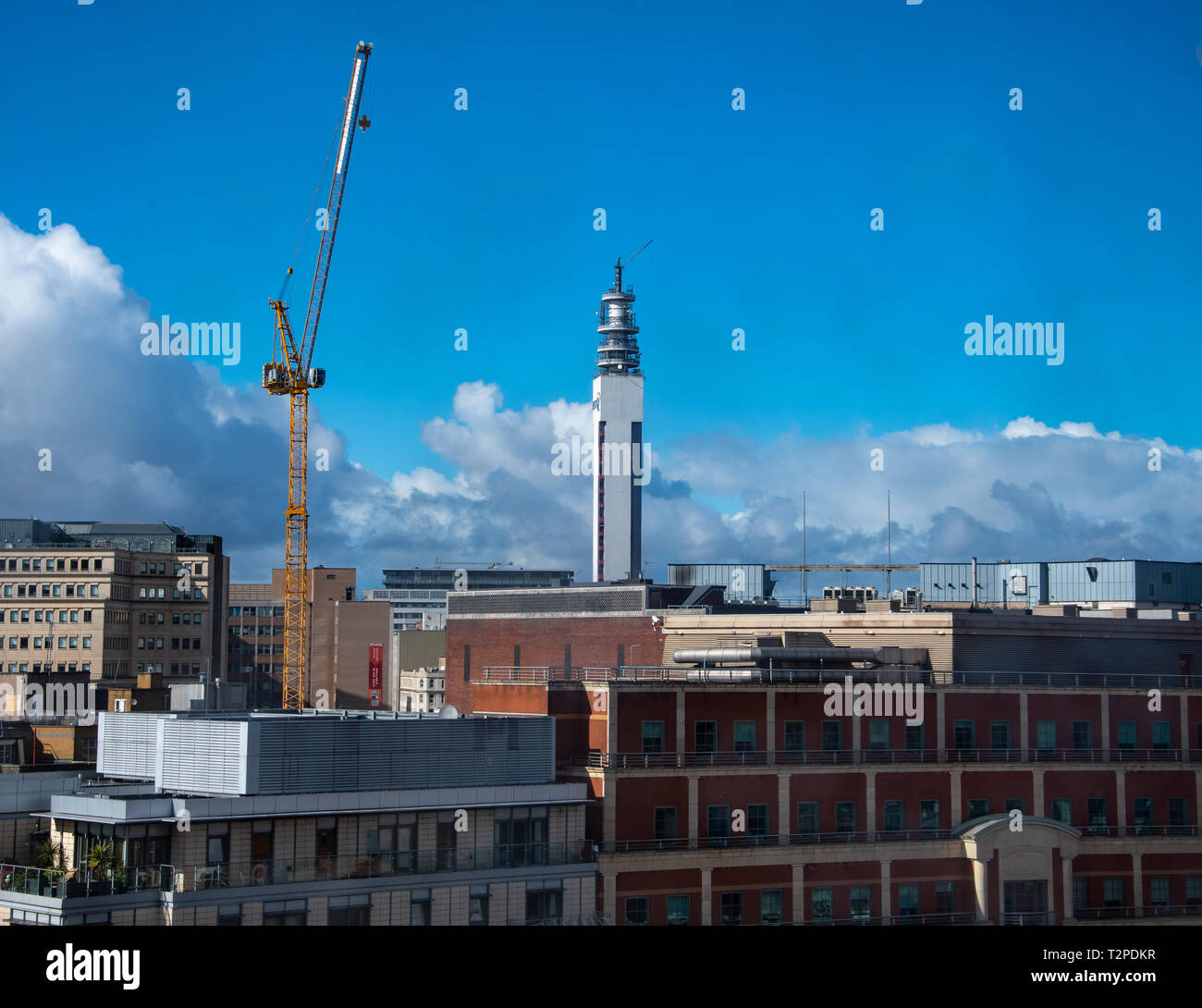 Birmingham, Inghilterra - 17 Marzo 2019: Lo skyline di Birmingham con la mitica BT Tower, come si vede da una finestra di hotel su New Street Foto Stock