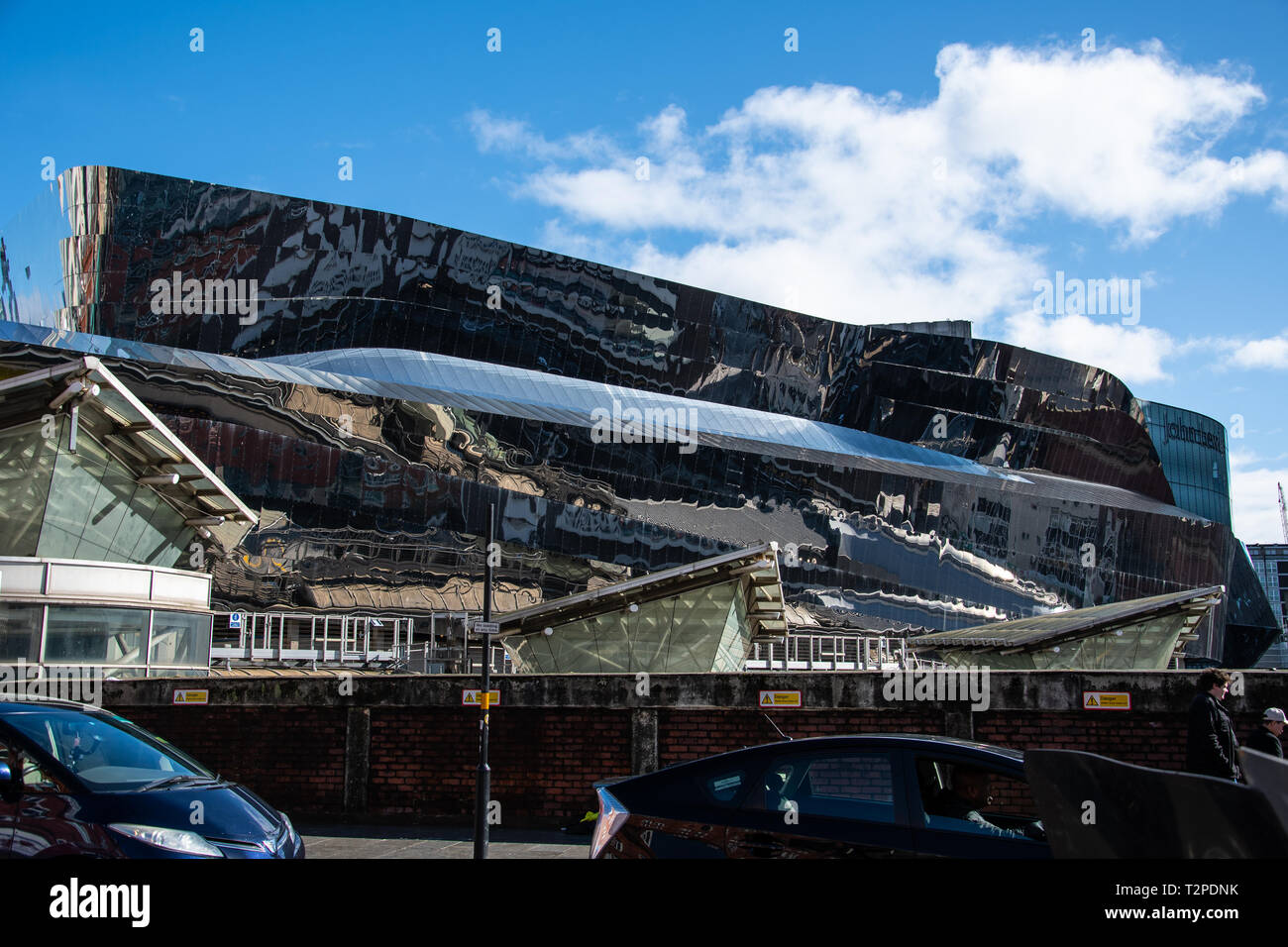 Birmingham, Inghilterra - 17 Marzo 2019: Il specchiato tetto di Grand Central Shopping Center di Stephenson Street Foto Stock