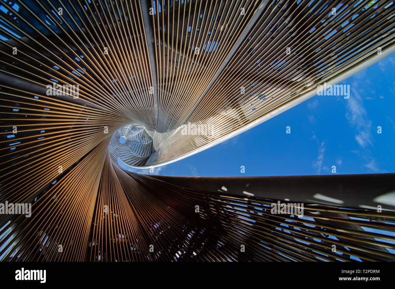 Una vista interessante attraverso la parte centrale di un monumento d'arte a Scogliere Kangaroo Point Park Foto Stock