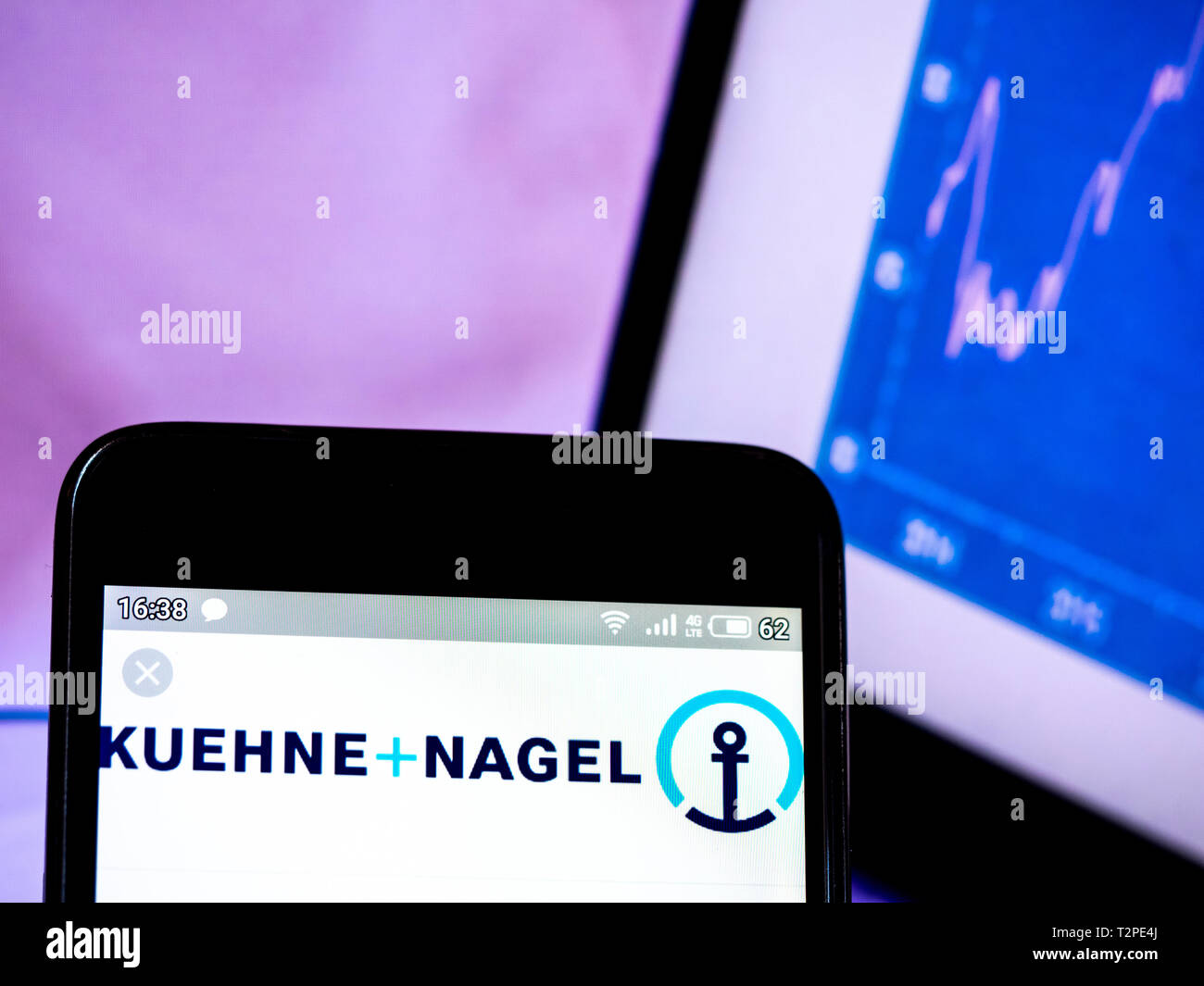 In questa foto illustrazione un Kuehne + Nagel International AG und Co, visto il logo visualizzato su un telefono intelligente. Foto Stock