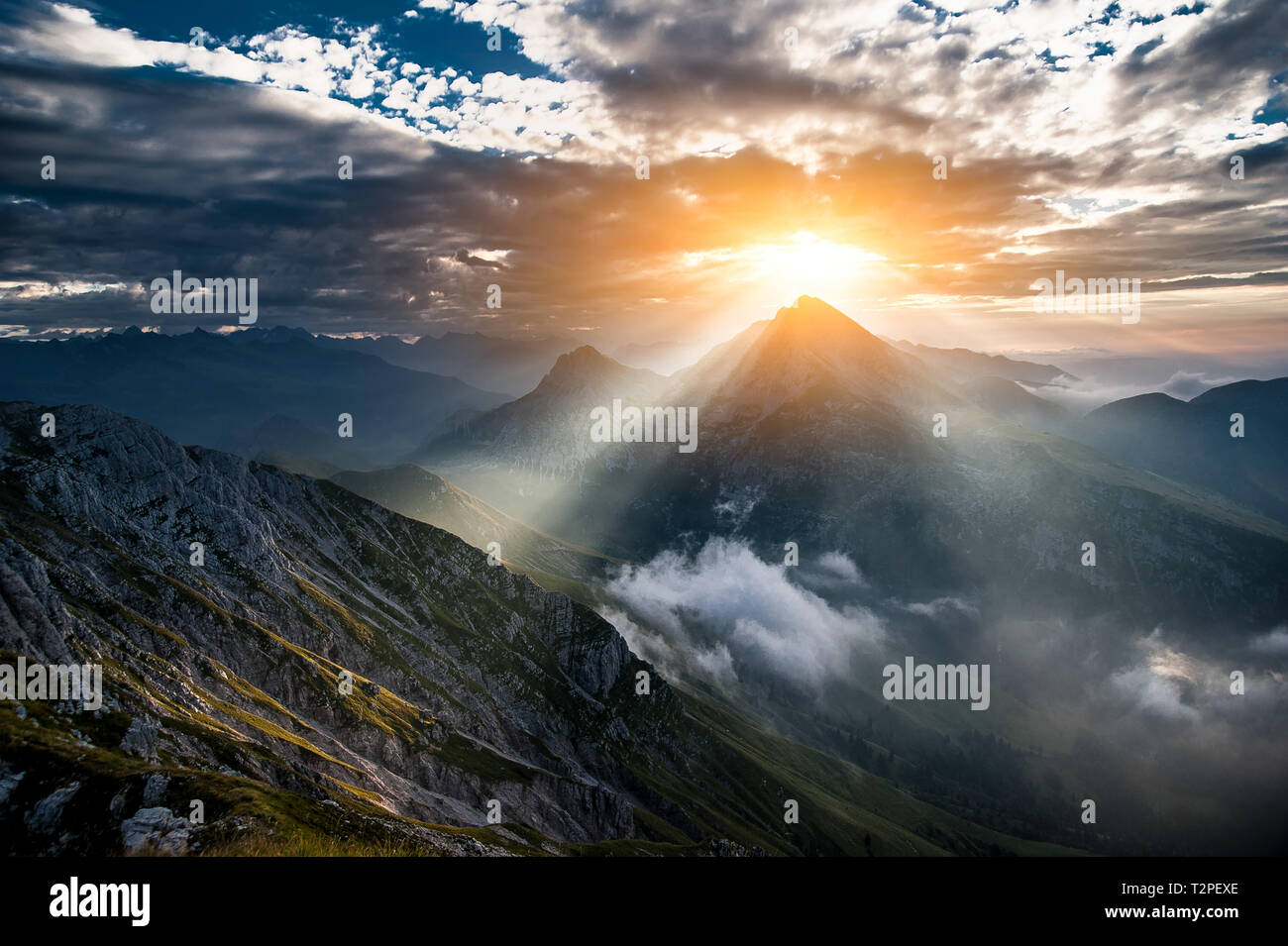 Sunrise vista dalla cima della montagna Foto Stock