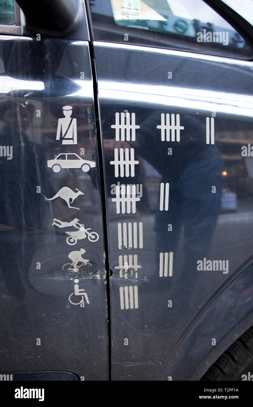 Adesivi divertenti su auto e porta un graffio aggiunta all'effetto Foto  stock - Alamy